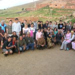 Photo de groupe: un groupe d'étudiants et l'équipe du Gîte de la Gorge
