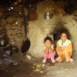 2 enfants croisés dans un village lors d'une randonnée avec le gîte de la gorge