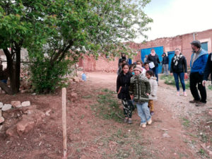 Les enfants du village voisin de Tint en chemin vers l'école de Chaabt
